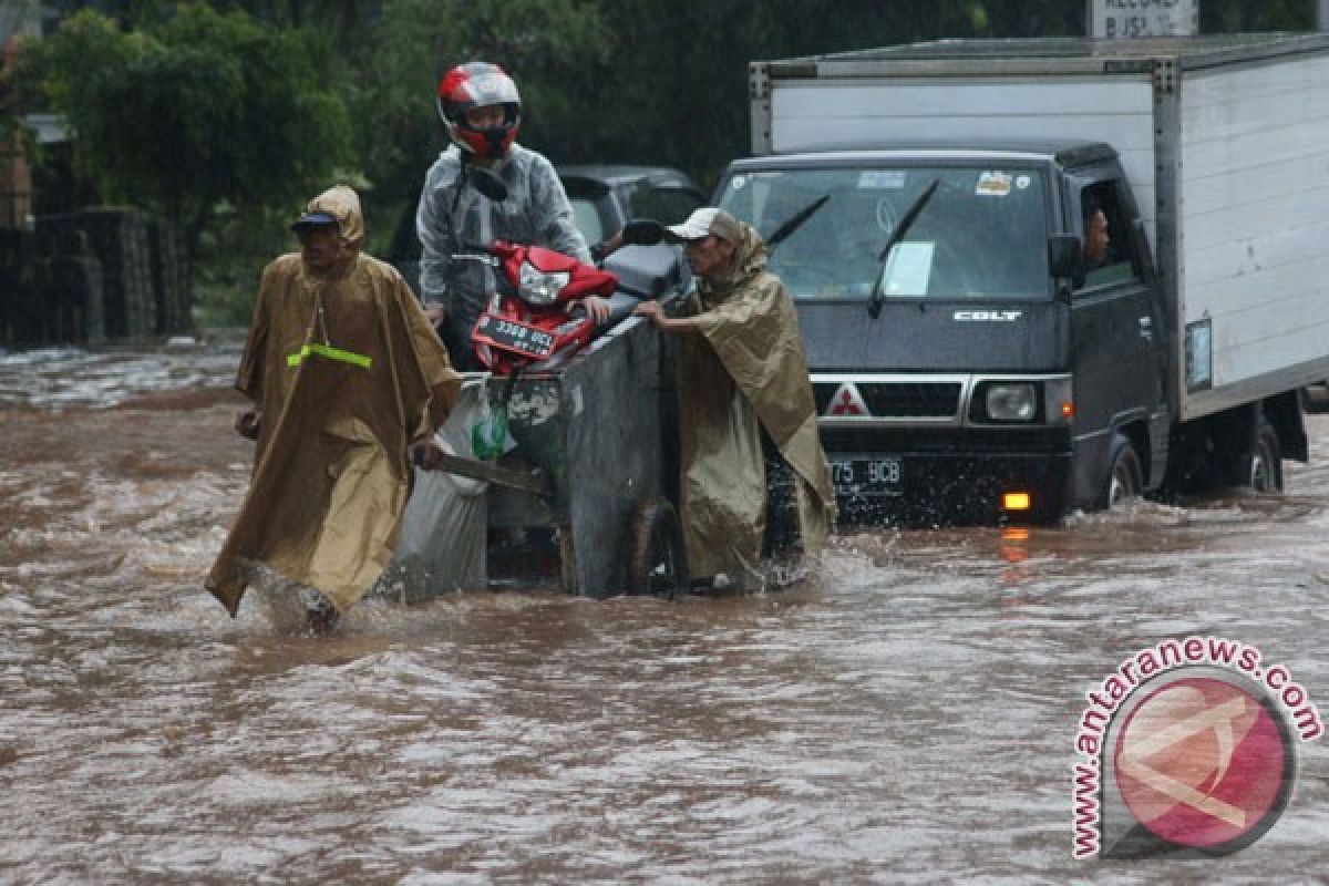 Ratusan titik badan jalan di Bekasi rusak