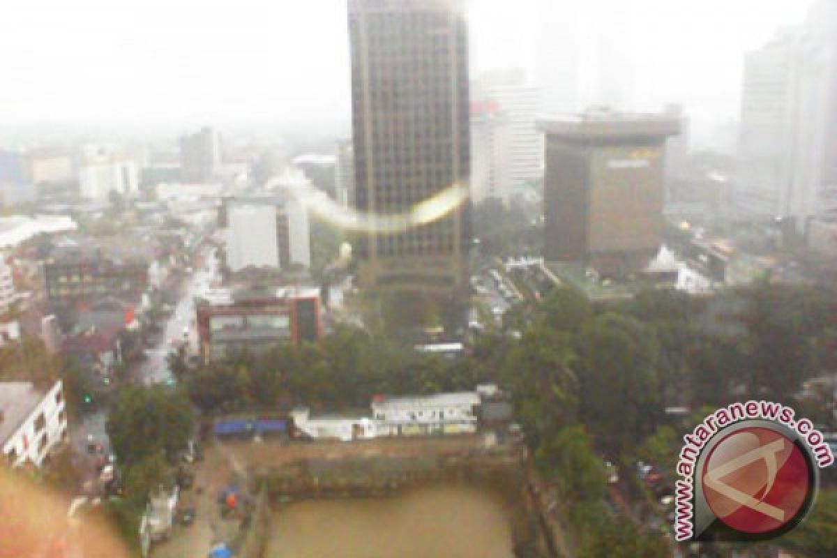 Hujan masih tetap guyur Jakarta sepanjang Senin