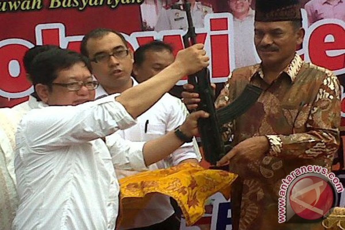 Relawan Jokowi Center Aceh Serahkan Senpi ke Polda