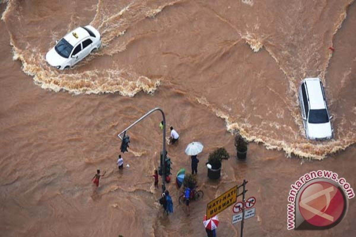 Jakarta floods force nearly six thousand people to evacuate