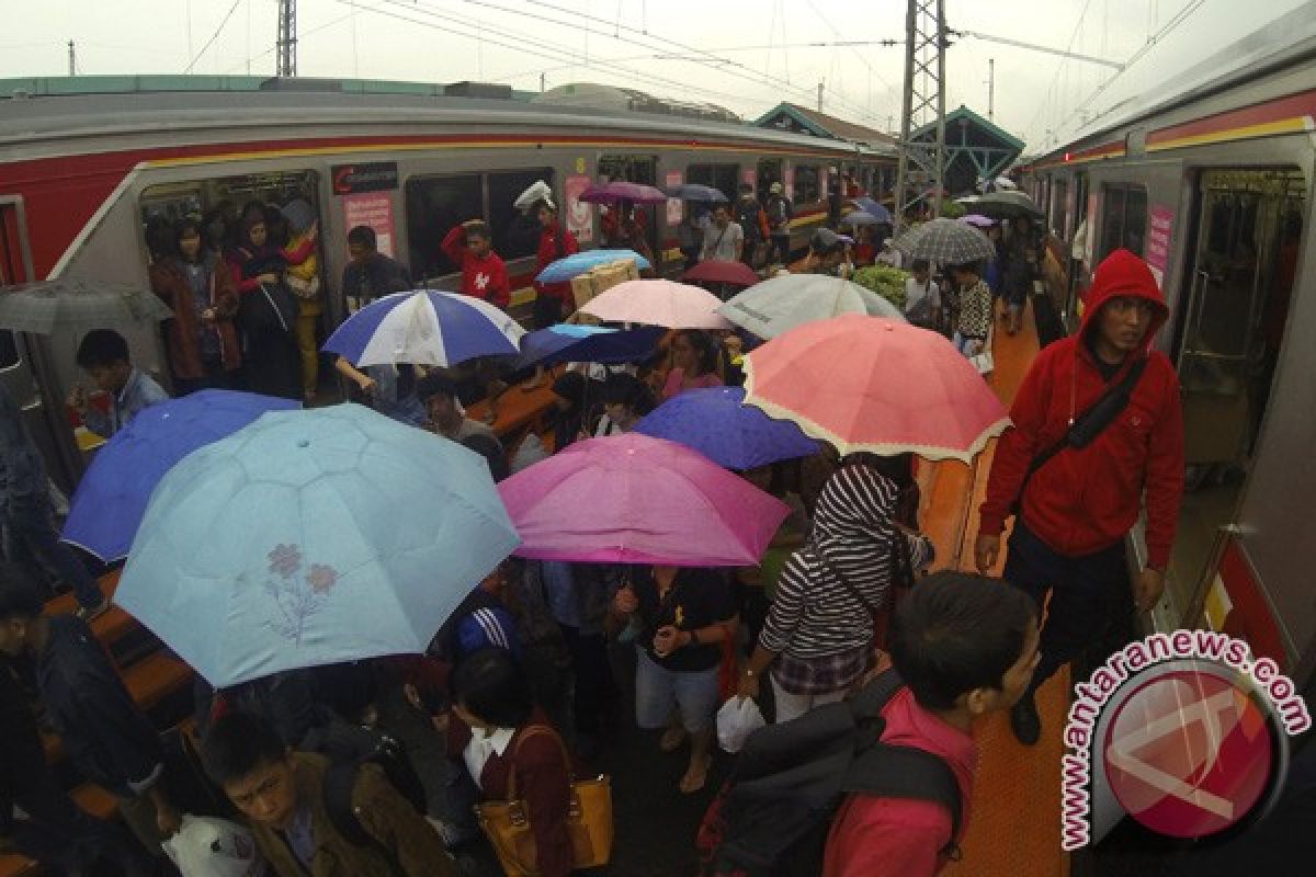 Malam ini hujan disertai petir guyur Jabodetabek