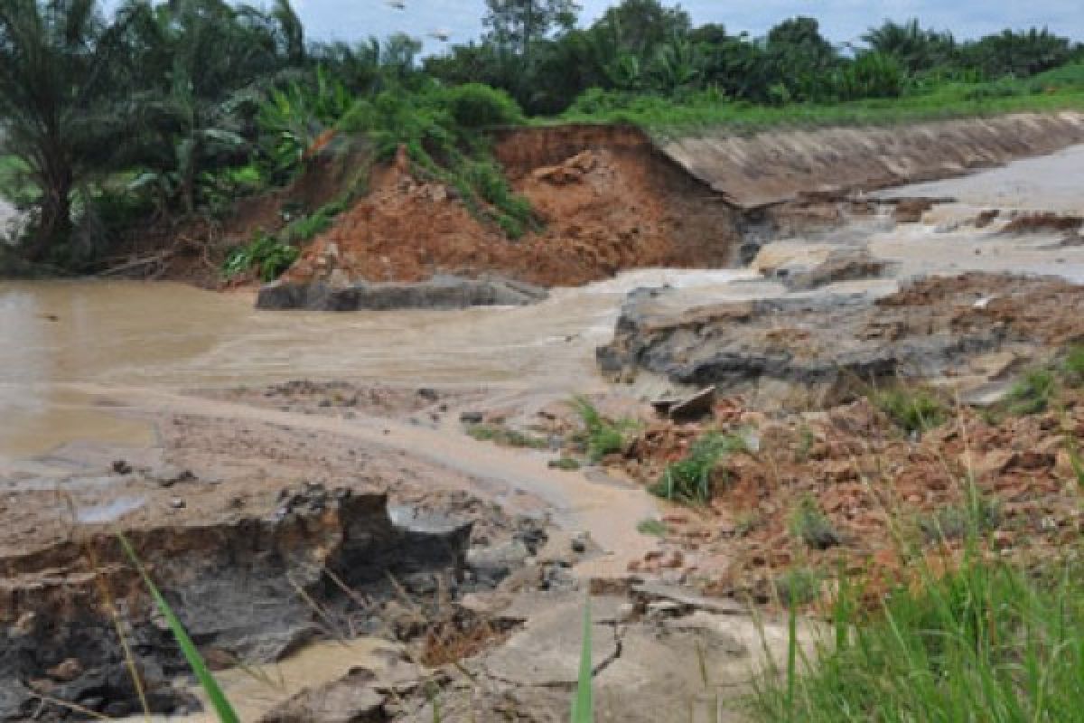 Tanggul Bendung Gerak Way Seputih Jebol