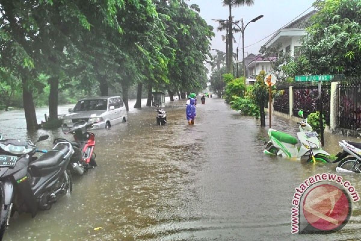 Waspada hujan lebat disertai petir seputar Jabodetabek