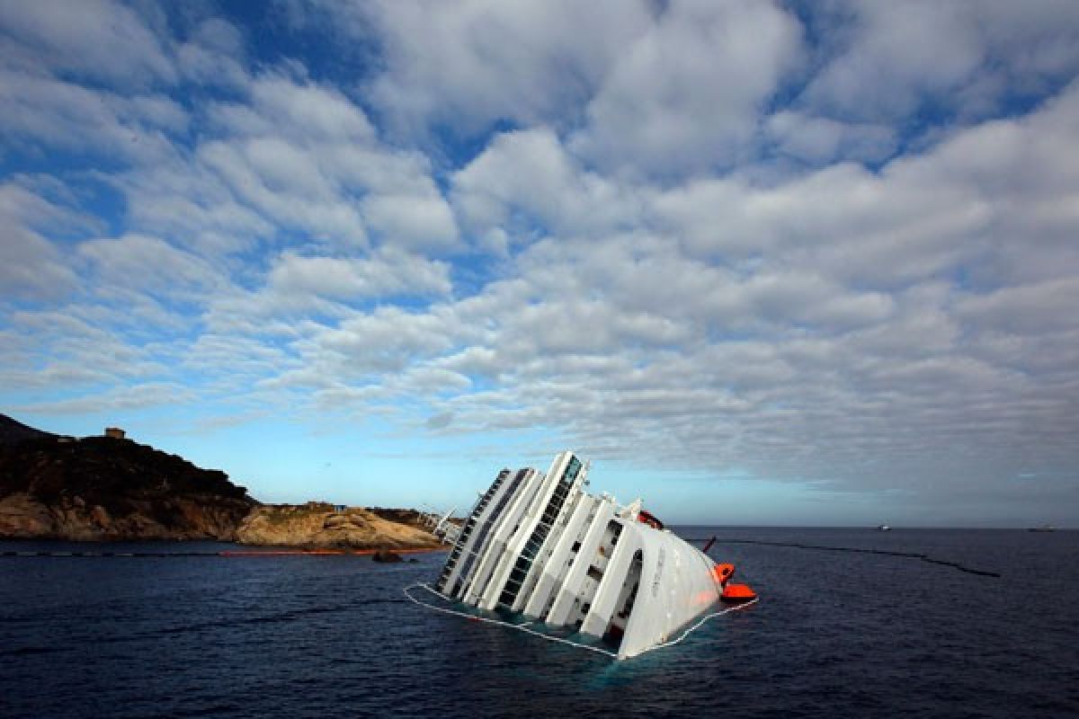 Kapal berisi tim riset KKP tenggelam, semua selamat