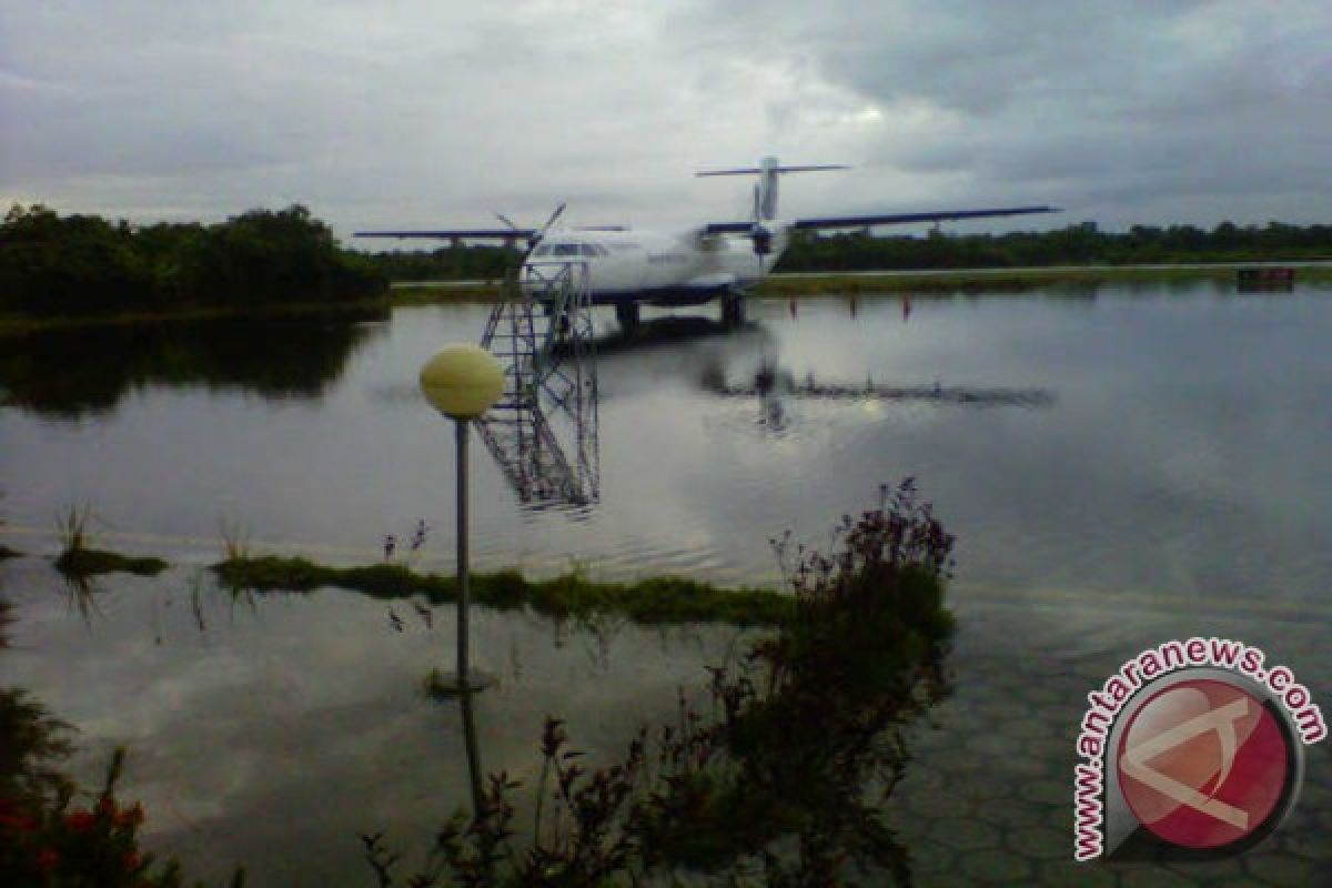 Bandara Rahadi Oesman Ketapang Terendam Air