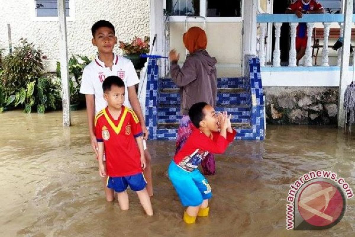 Warga Korban Banjir Berbenah-benah