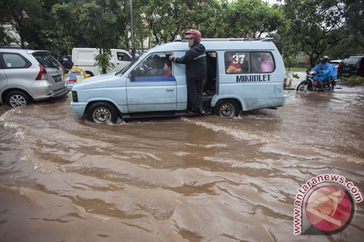 Tinggi air sungai Jakarta mulai normal