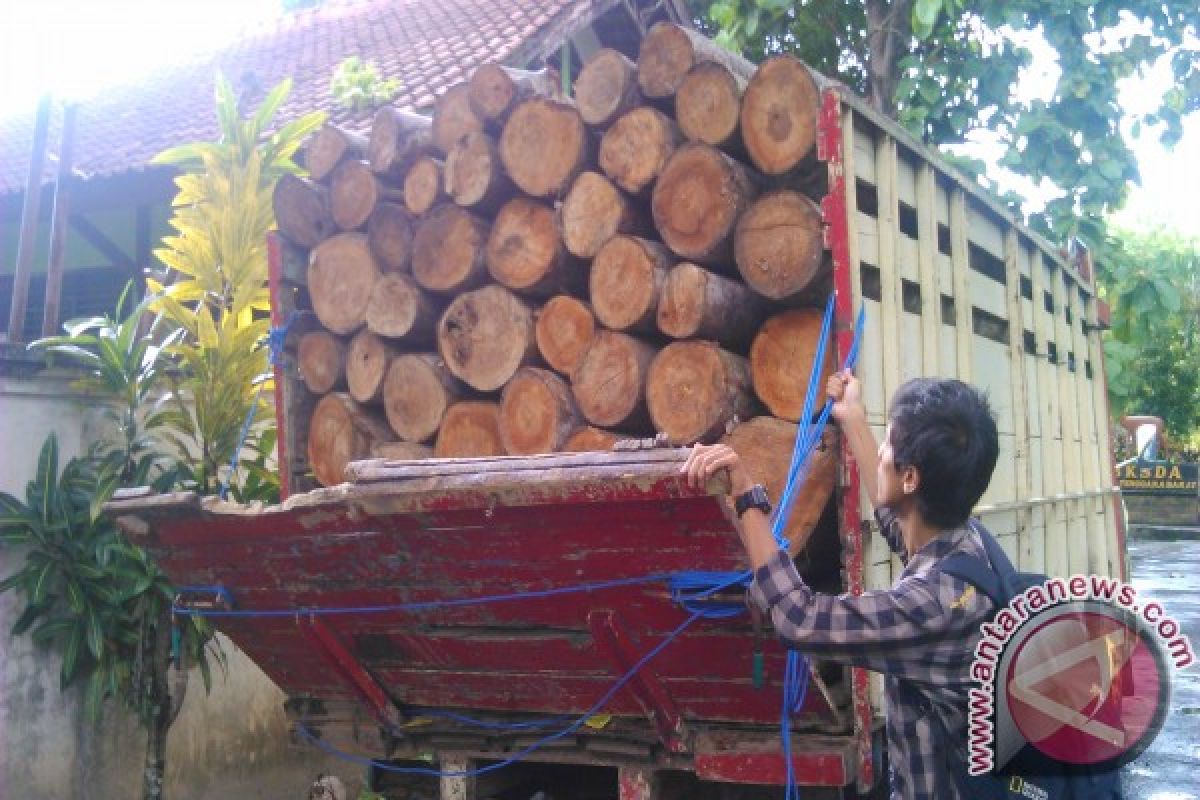 Truk besar parkir liar di jalan Desa Kediri ditertibkan