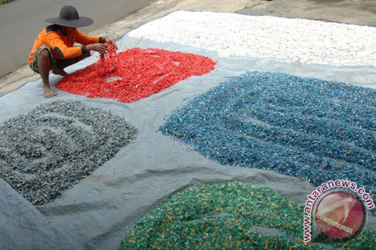 Produsen didorong gunakan plastik mudah terurai