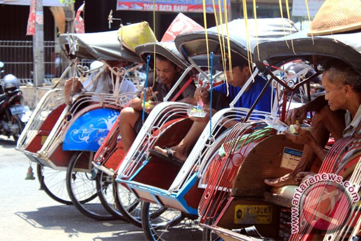 Pemkab Kulon Progo menyantuni tukang becak