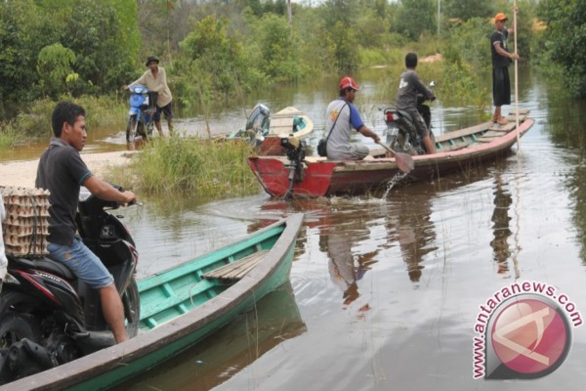 Akses Jalan Desa Sungai Ukoi Terkena Banjir