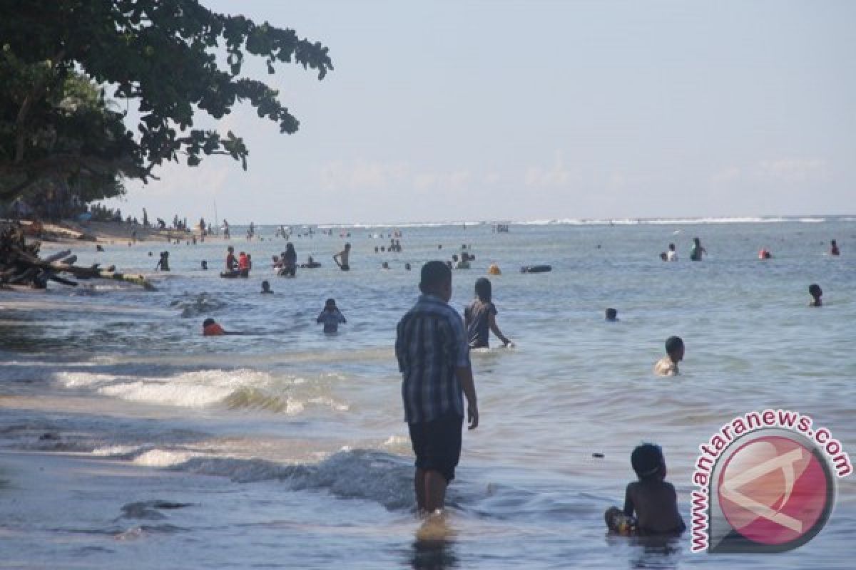 Libur Imlek warga Jayapura padati pantai Base-G