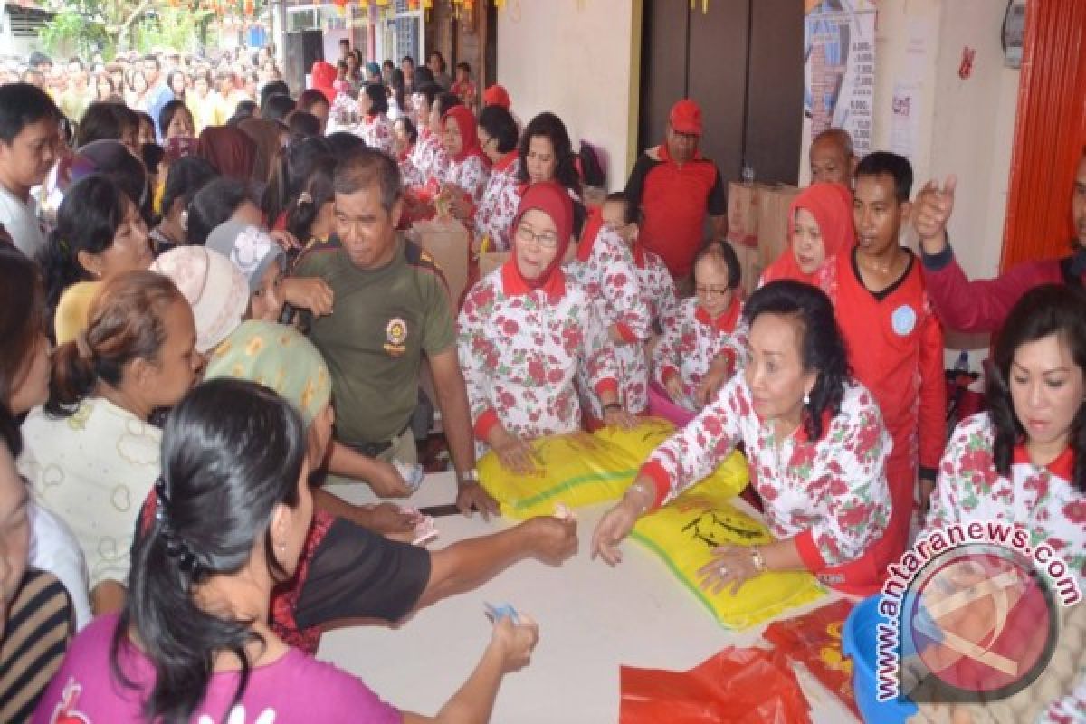 Warga Antusias Ikuti Pasar Murah PKK Kalbar di Siantan