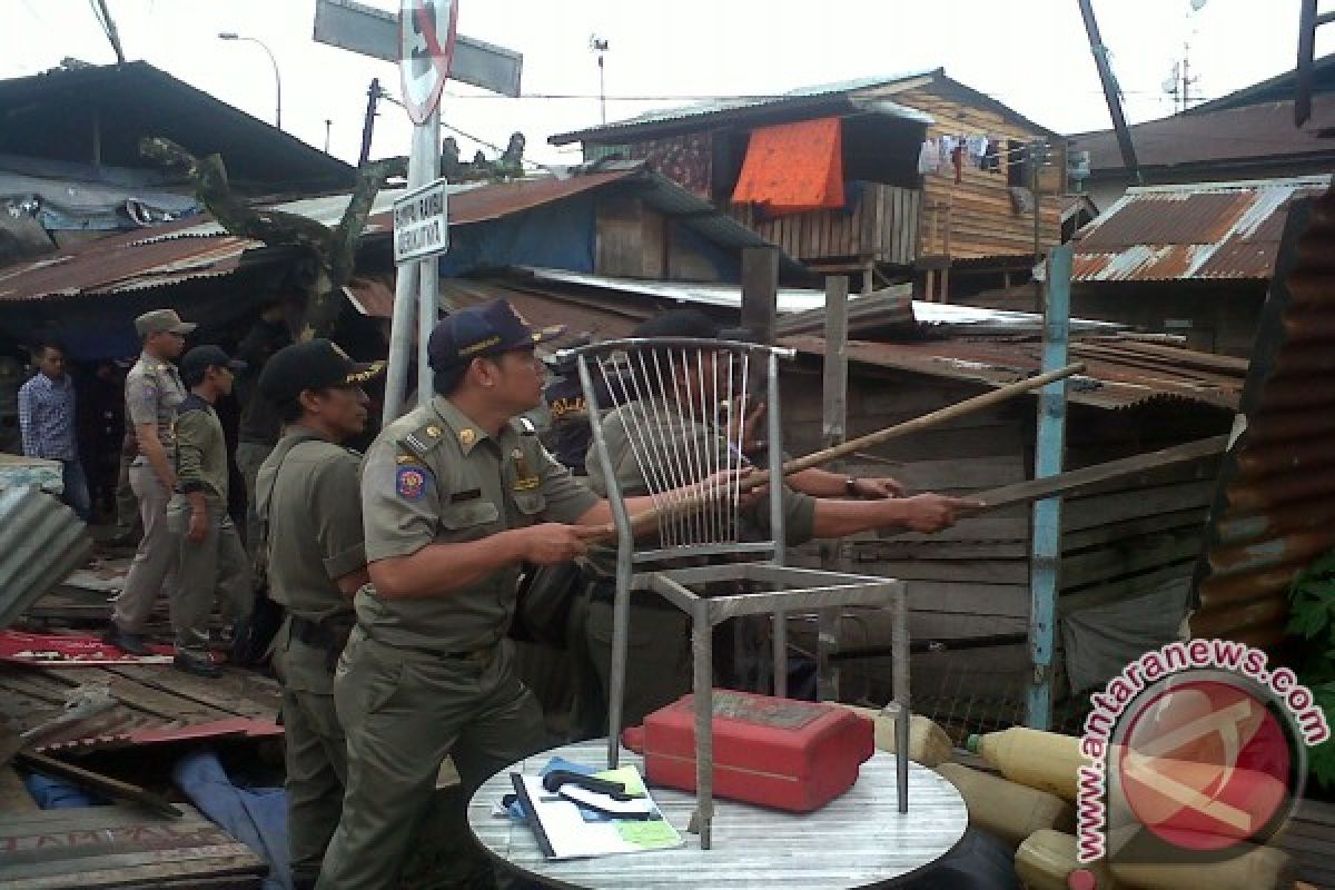 Satpol PP Pontianak Bongkar Bangunan Liar  Di Sepanjang Jalan Sultan Hamid II