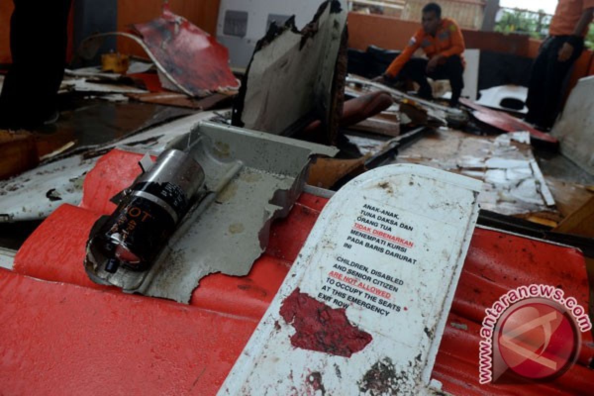 Badan SAR Nasional serahkan uang korban AirAsia QZ8501