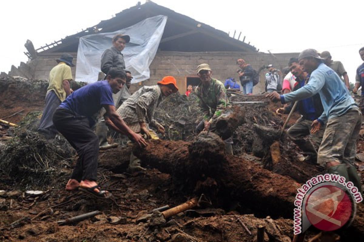 Hujan sejak Senin, sebuah rumah di Mukomuko diterjang longsor