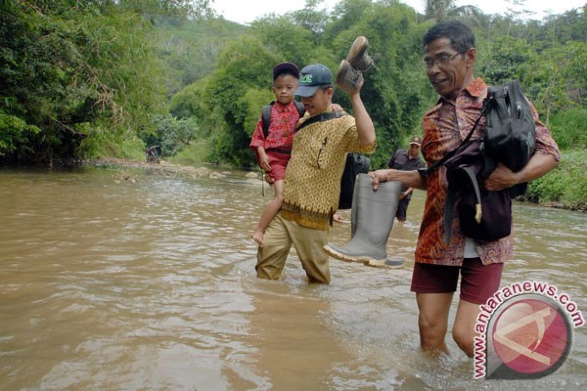 Perjuangan siswa SD ke sekolah menyeberangi sungai