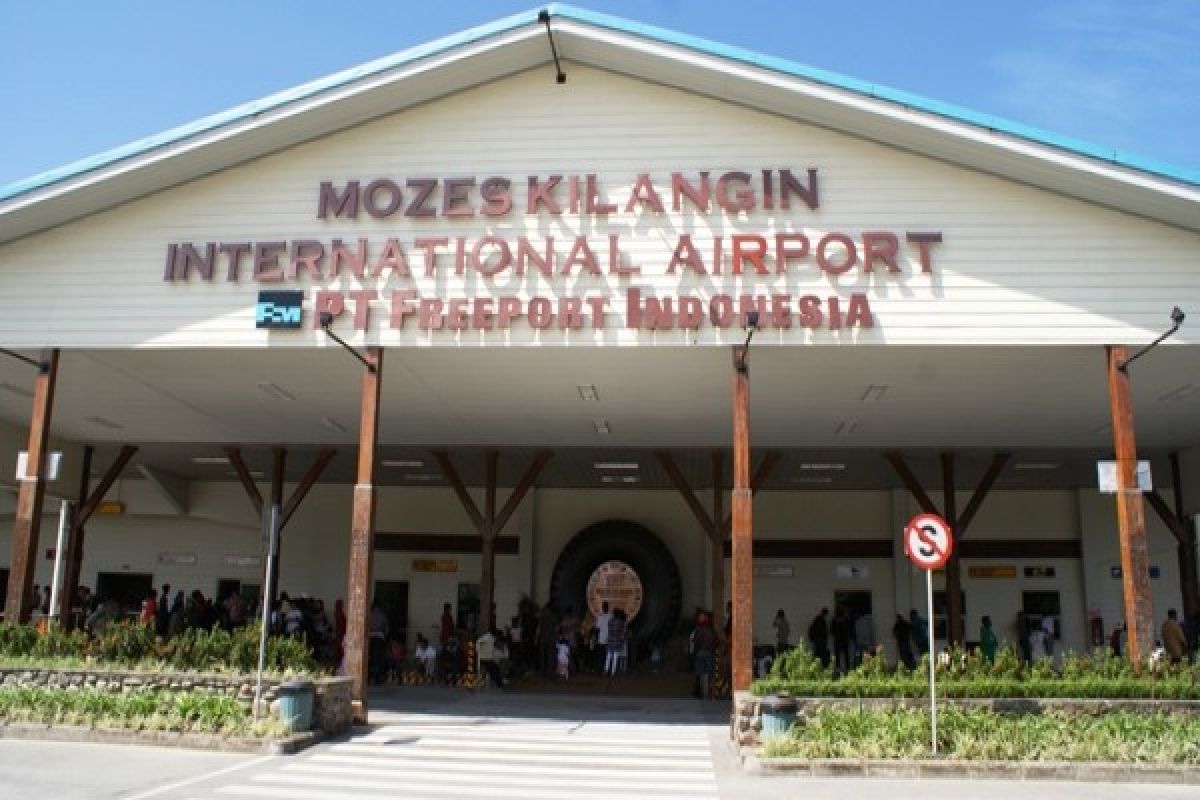 Aparat sterilisasi Bandara Timika jelang kedatangan Presiden Jokowi 