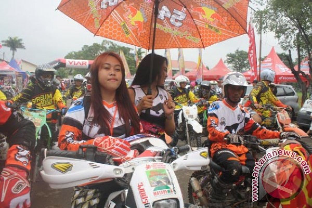 Croser wanita jajal track ekstrim 