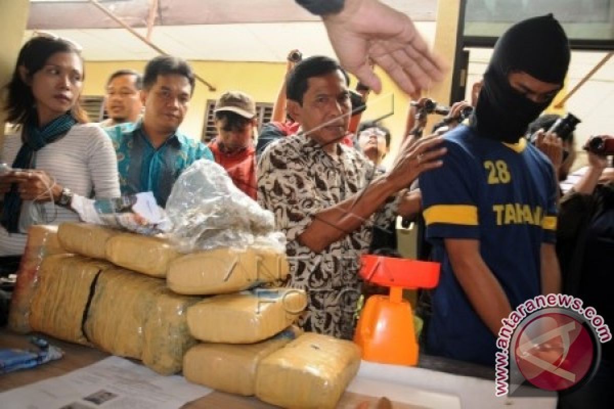 Polisi Singkil tangkap warga bawa ganja