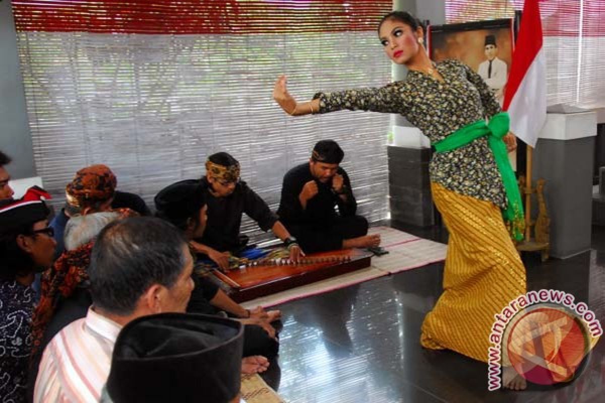 Foto dan barang peninggalan Inggit Garnasih dipamerkan di Bandung