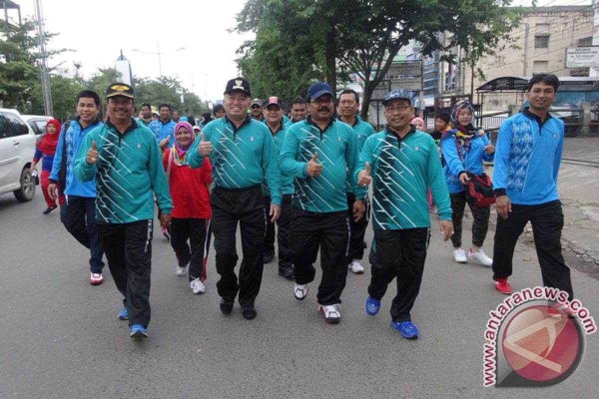 Wali Kota Lepas Jalan Santai HUT PDAM