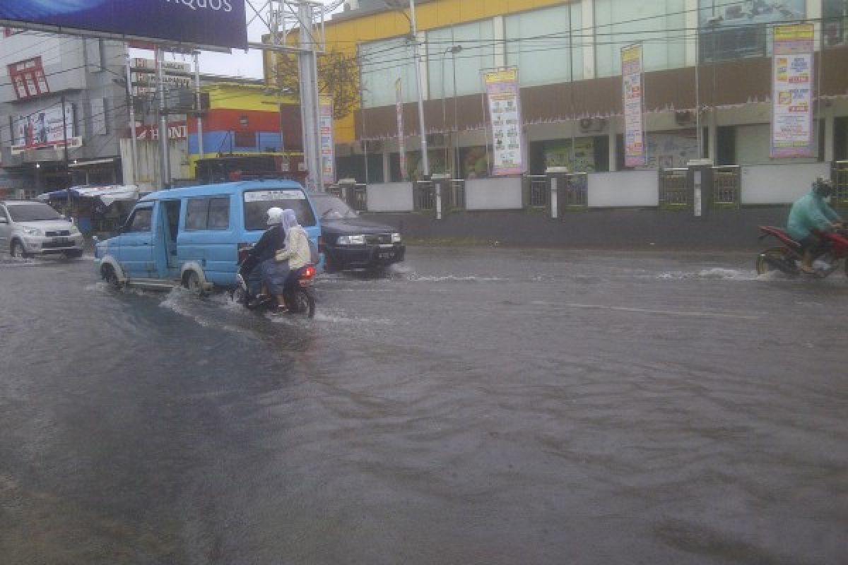 Sejumlah Ruas Jalan Di Padang Digenangi Air