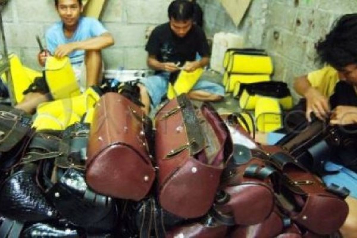 Pengrajin Tas Semarang Kesulitan Bahan Baku