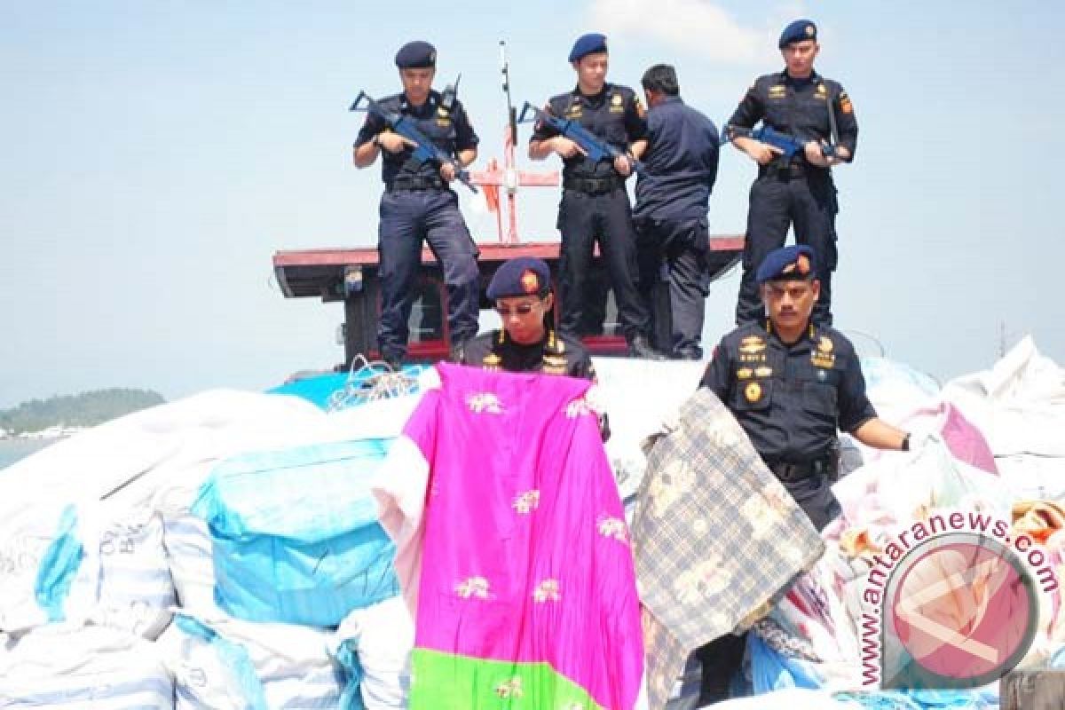 Polair Polda Sumut tangkap truk bawa 38 ballpress pakaian bekas