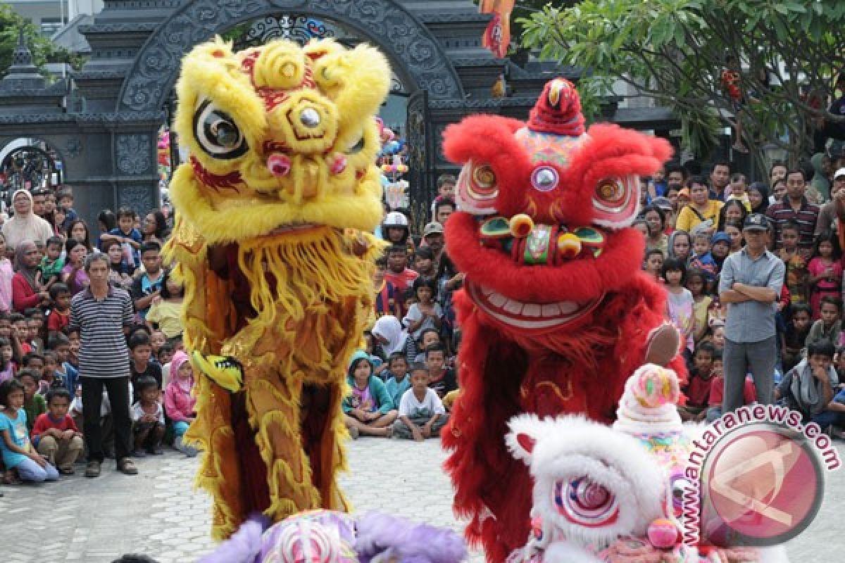 Warga Karawang padati jalan saksikan pawai barongsai