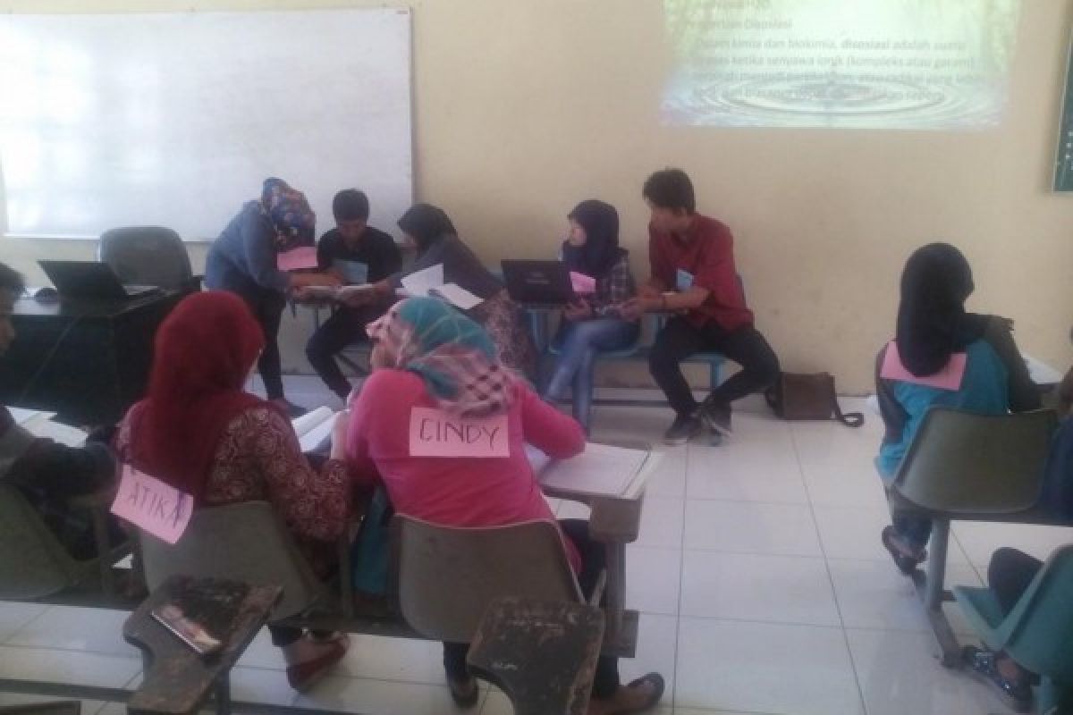 Mahasiswa Unand Gunakan Papan Nama dalam Perkuliahan