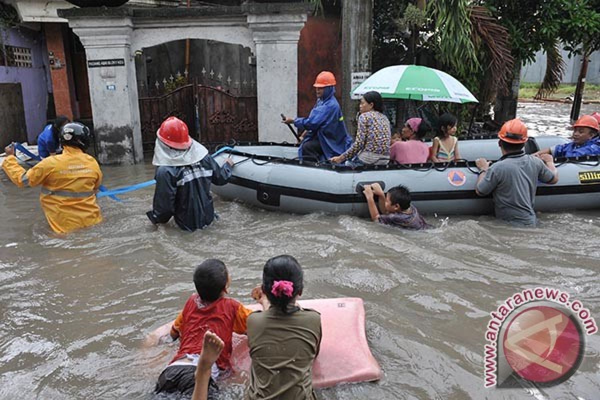 Genangan Air Sebabkan Kemacetan Parah di Denpasar