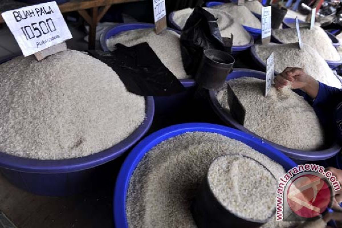 Harga beras malah naik seusai operasi pasar Bulog