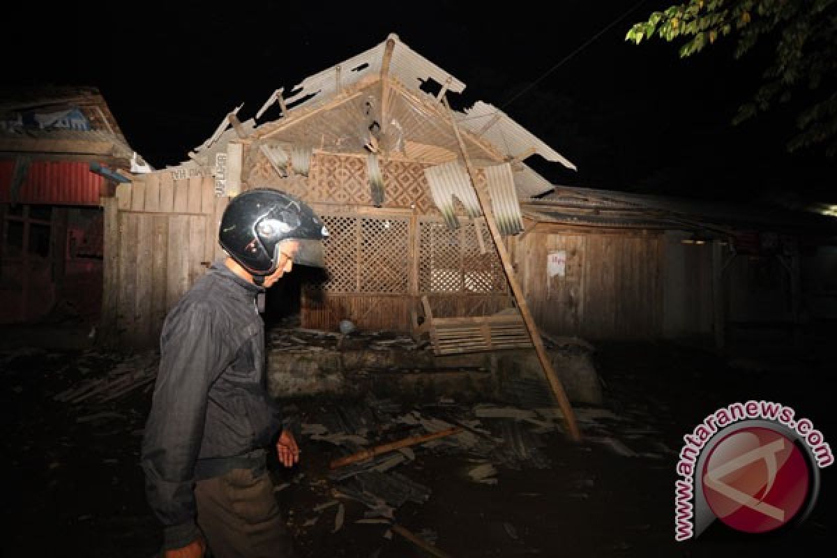 Satpol PP Tangerang bongkar belasan warung remang-remang