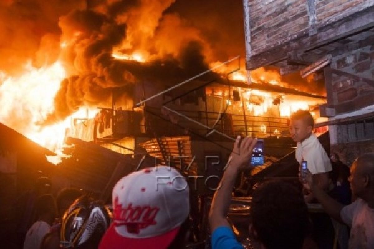 Sembilan Rumah Di Aur Malintang Padangpariaman Terbakar