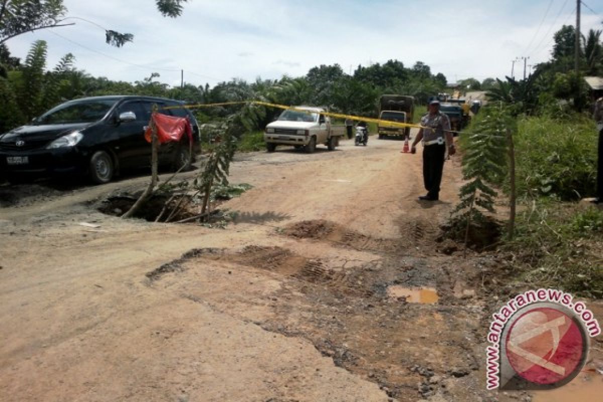 Warga Penajam Keluhkan Masih Banyak Jalan Rusak 