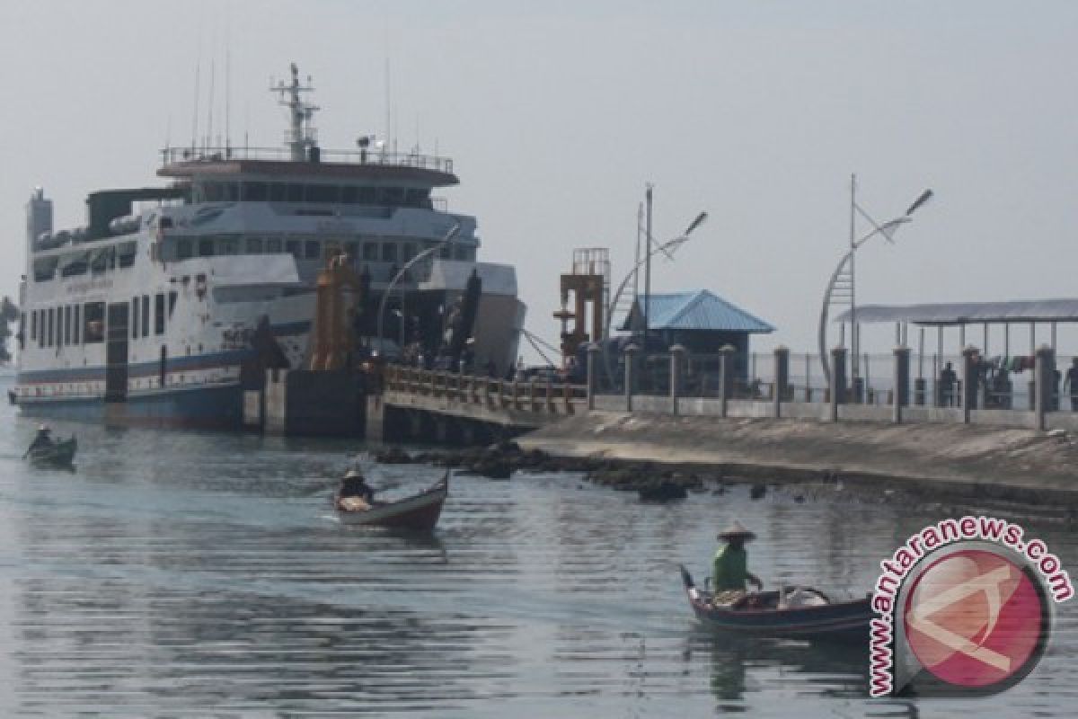Kapal Naik Dock, Ratusan Penumpang Terlantar di Pelabuhan Labuhan Haji