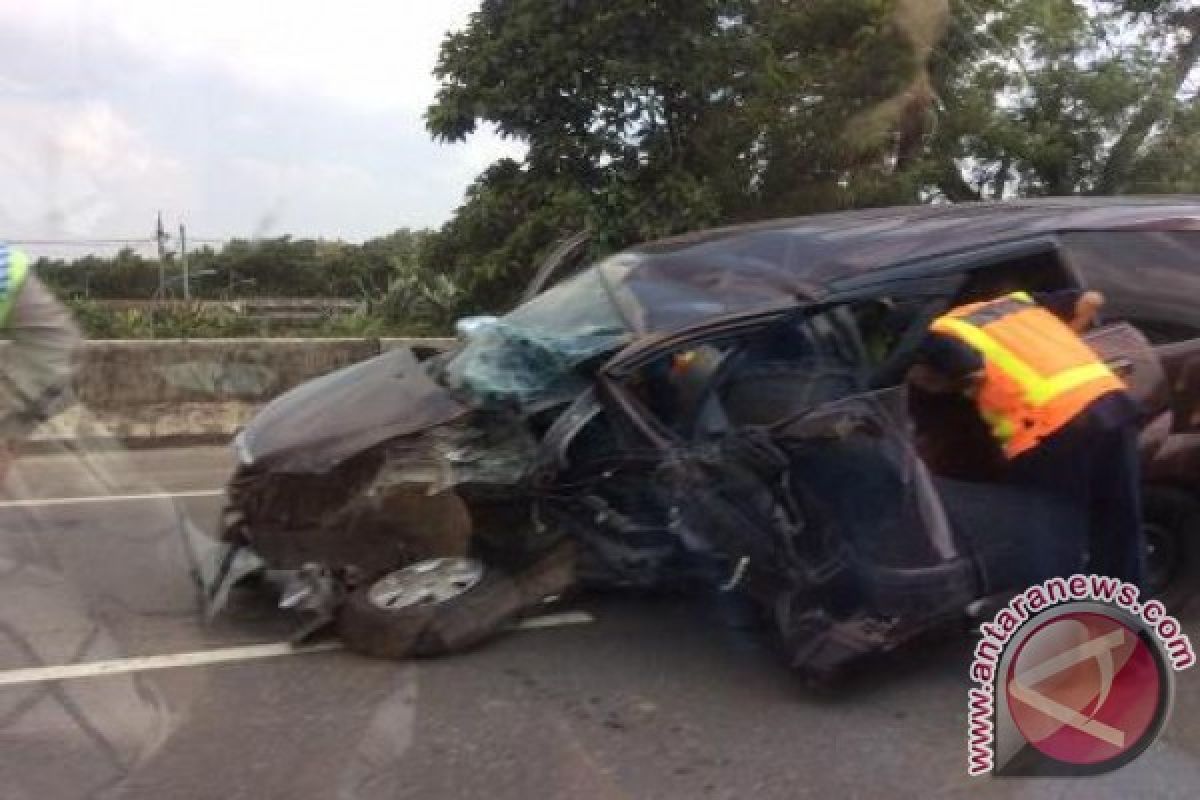 Minibus kecelakaan tunggal di Jagakarsa