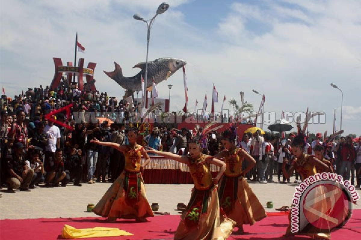Objek Wisata Patung Jelawat Dipadati Pengunjung
