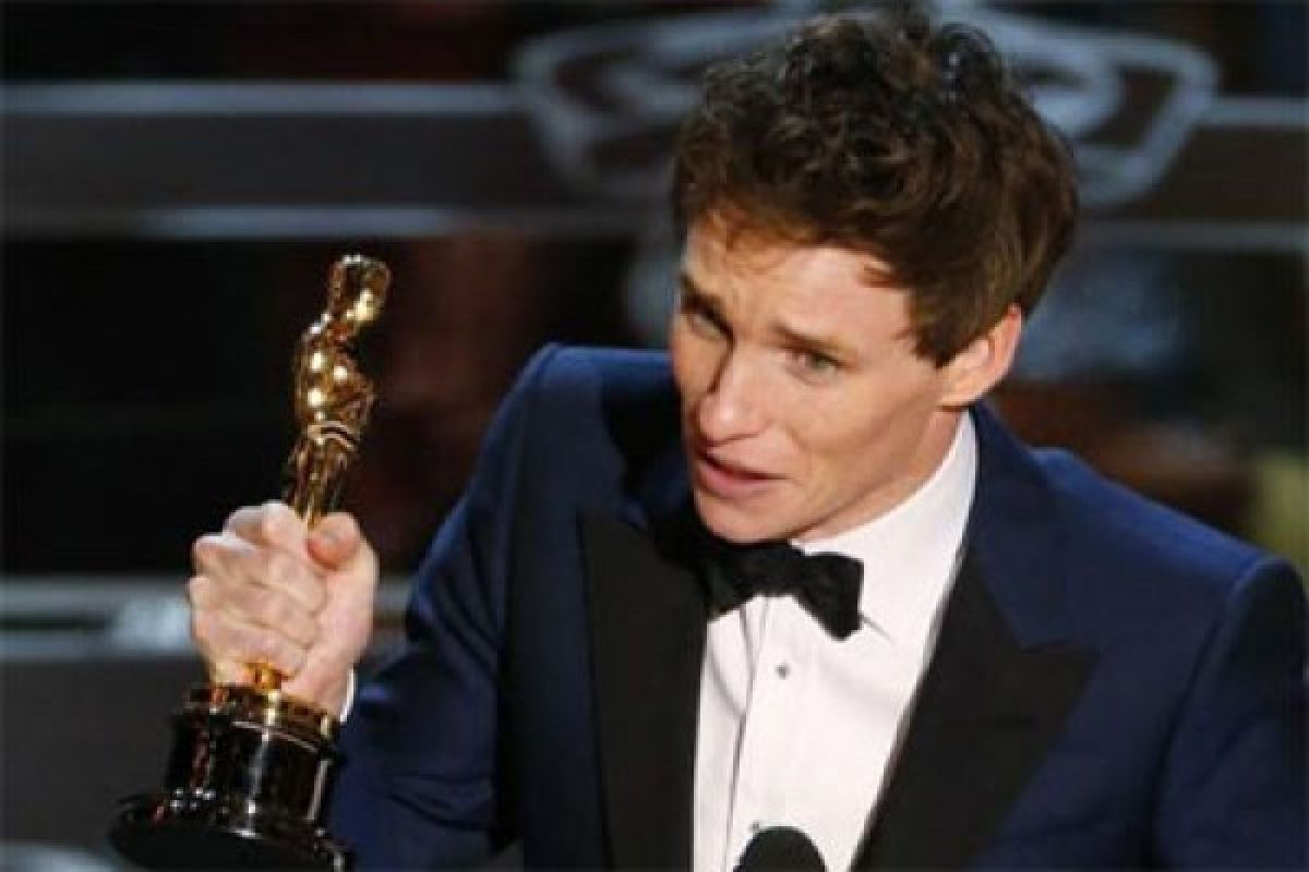 Eddie Redmayne masih naik transportasi umum