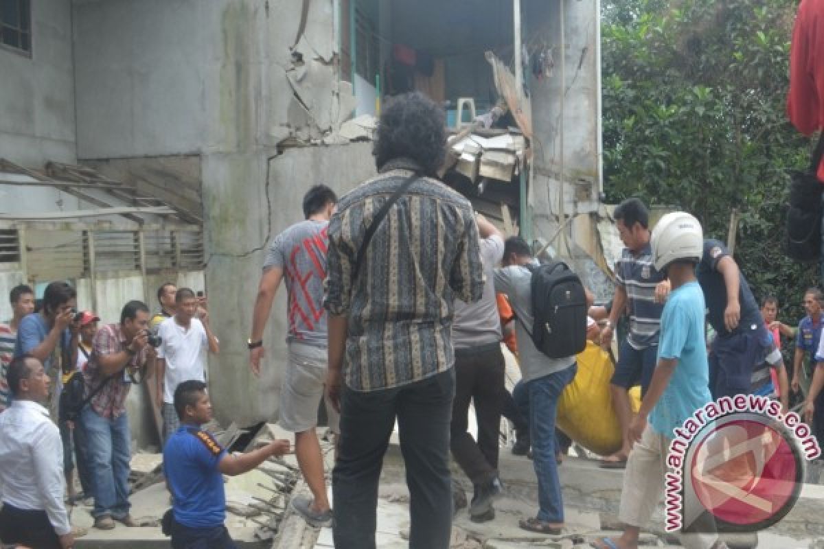 Dua Warga Sanggau Tewas Tertimbun Bangunan Runtuh