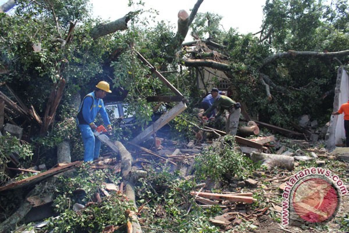 Puting beliung rusak puluhan rumah di Ngawi