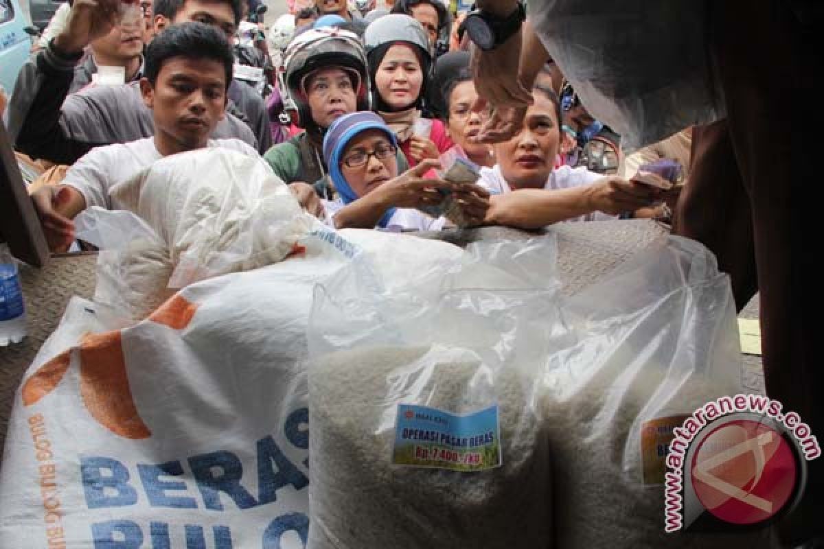 Warga Palu antre beli beras Bulog