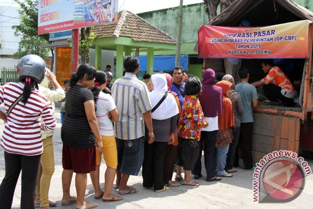 Warga Lebak padati lokasi OP beras