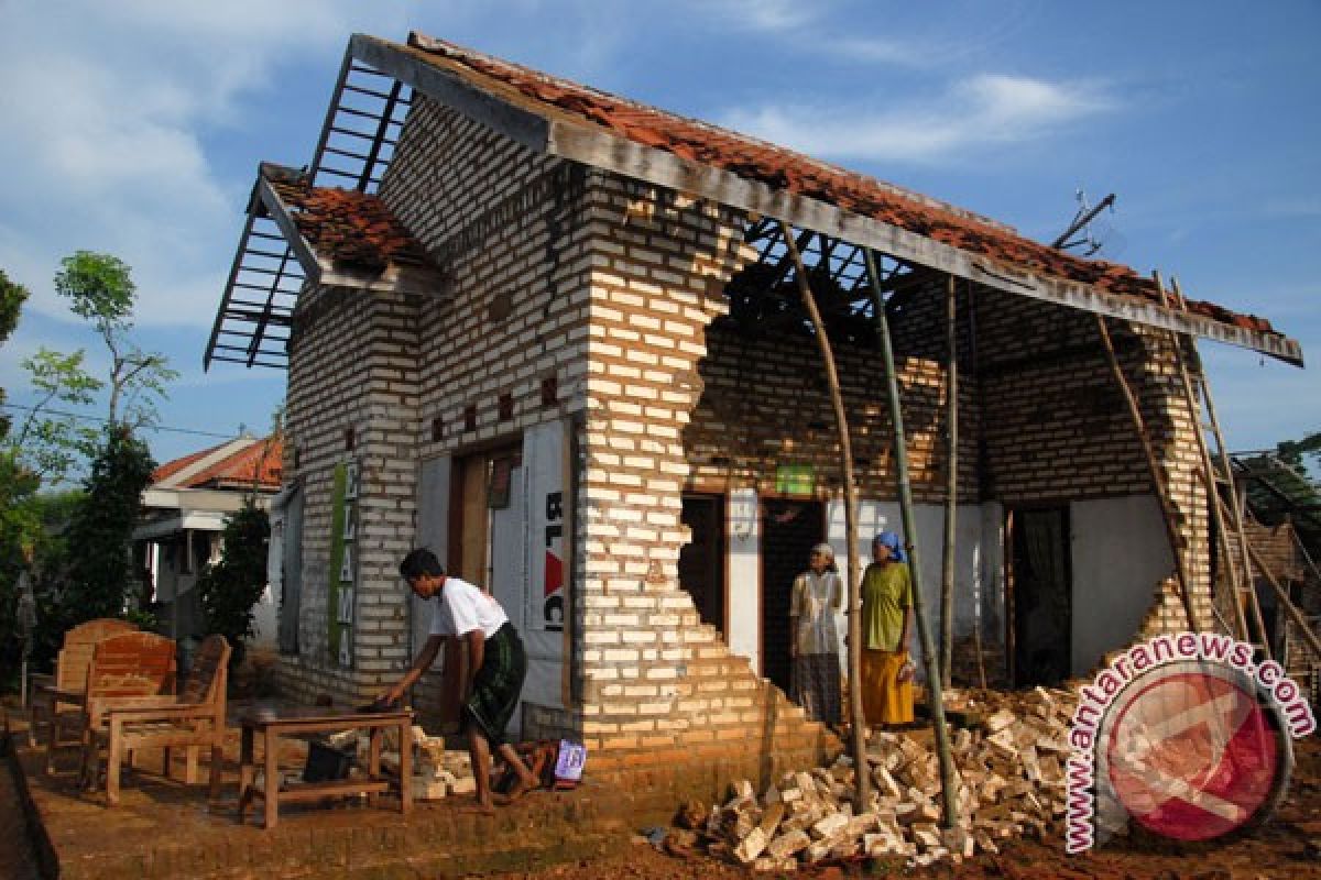 Puluhan rumah di Majene rusak diterjang puting beliung