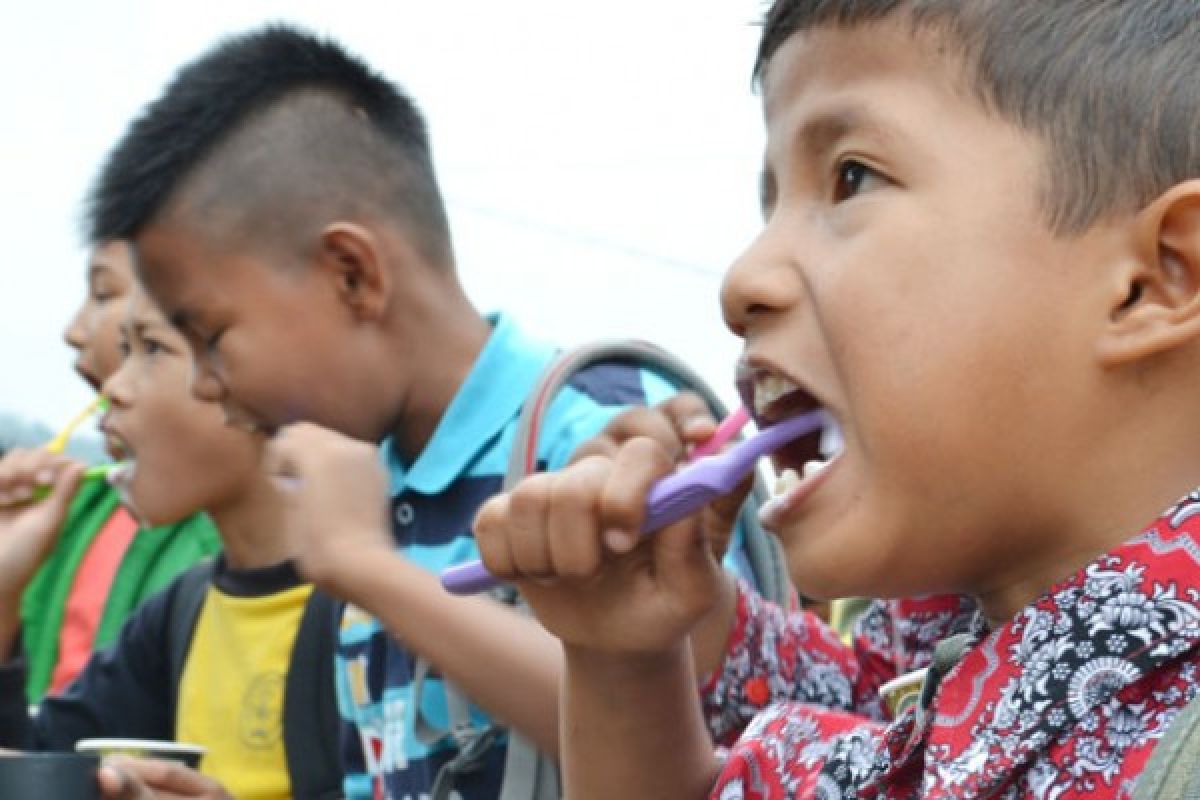 Siswa SD di Pasaman Barat Diajarkan Cara Gosok Gigi yang Benar