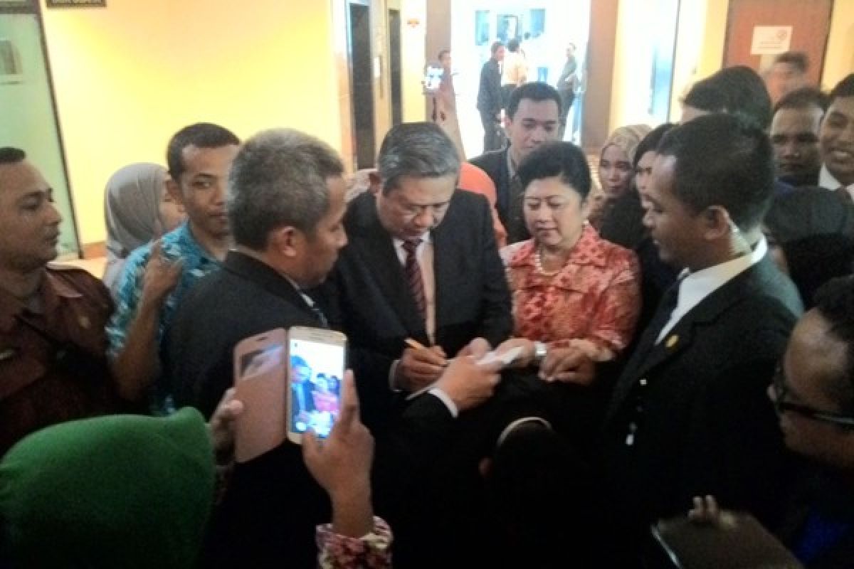 SBY Beri Tanda Tangan 