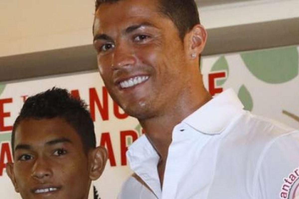 Klub Portugal Berikan Kaos Kepada Anak Angkat CR7