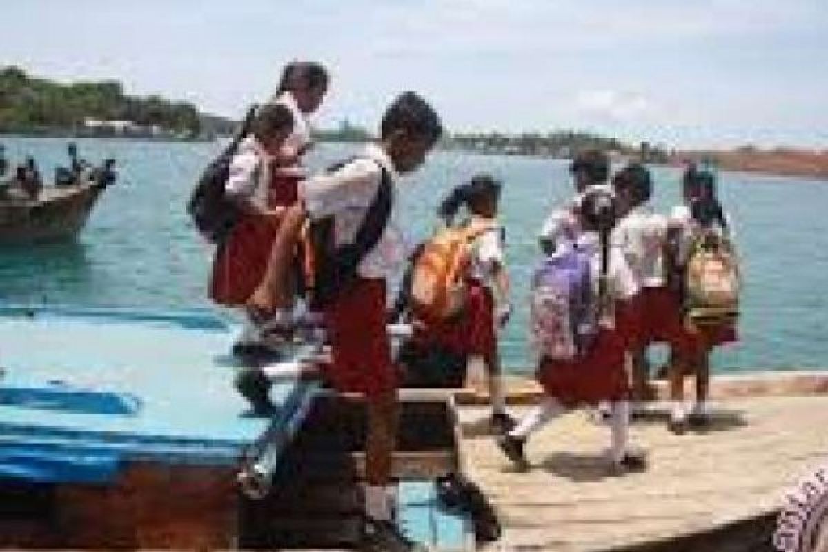 Ribuan Pelajar Lubuk Jambi Terpaksa Naik Pompong