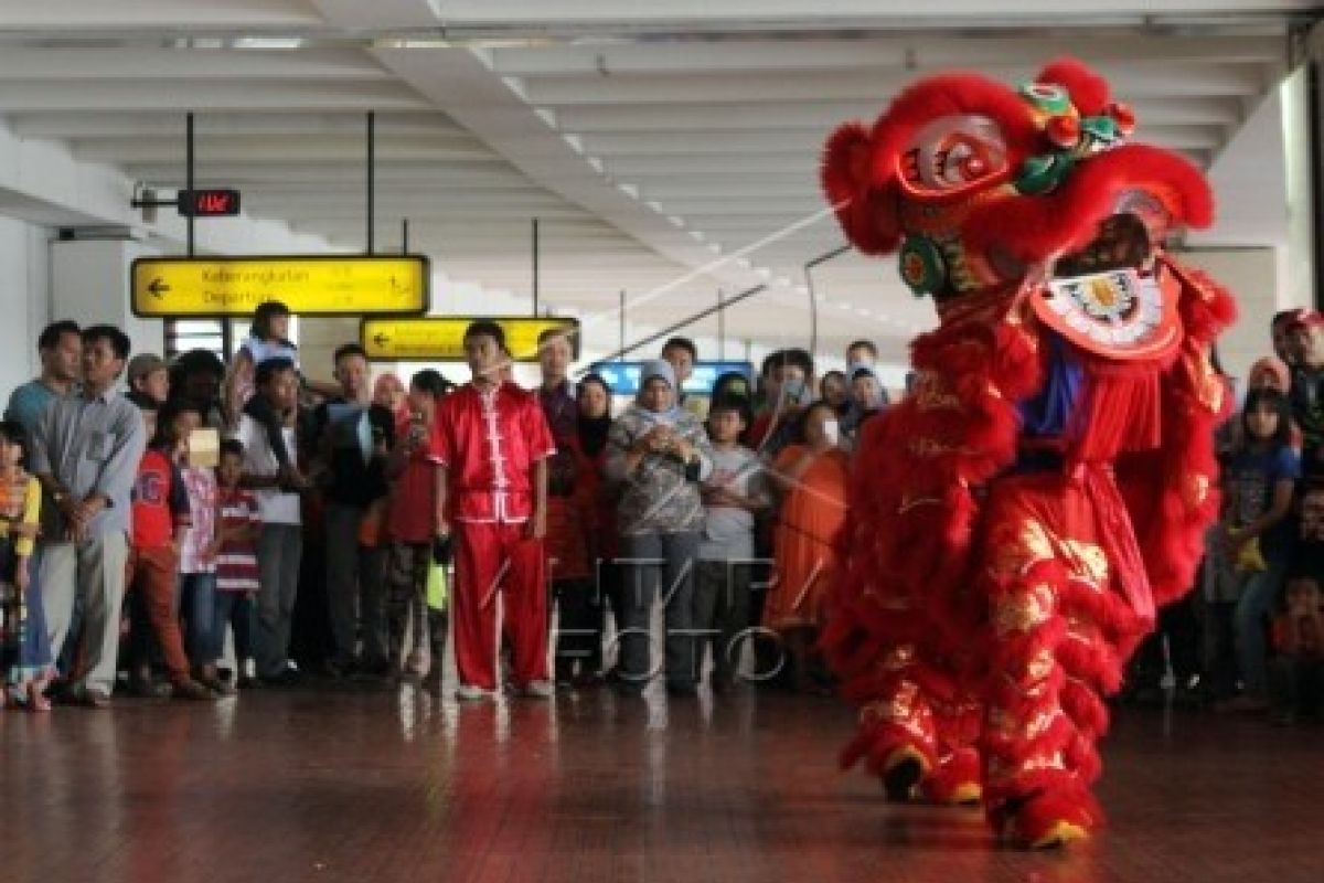 Barongsai Hibur Penumpang Bandara Soekarno - Hatta